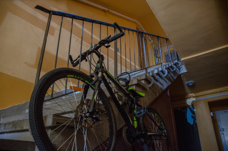 Kerékpártárolók hiányában a lépcsőházakban foglalják a helyet a biciklik