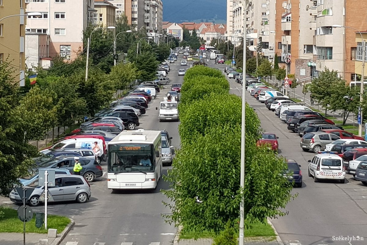 Szabálytalan parkolás miatt büntetik a sofőröket Csíkszeredában