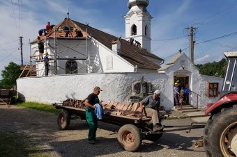 Közmunkával kezdődött az egyházi épületek felújítása Csíkajnádon