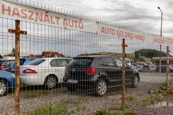 Még mindig a használt autók dominálják a romániai autópiacot, de látványosan visszaestek tavaly az eladások