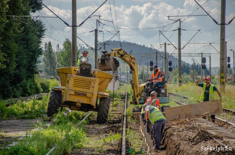 Zakatol a munka: idén a vasút „lehagyhatja” az autópályát az átadott új szakaszok versenyében