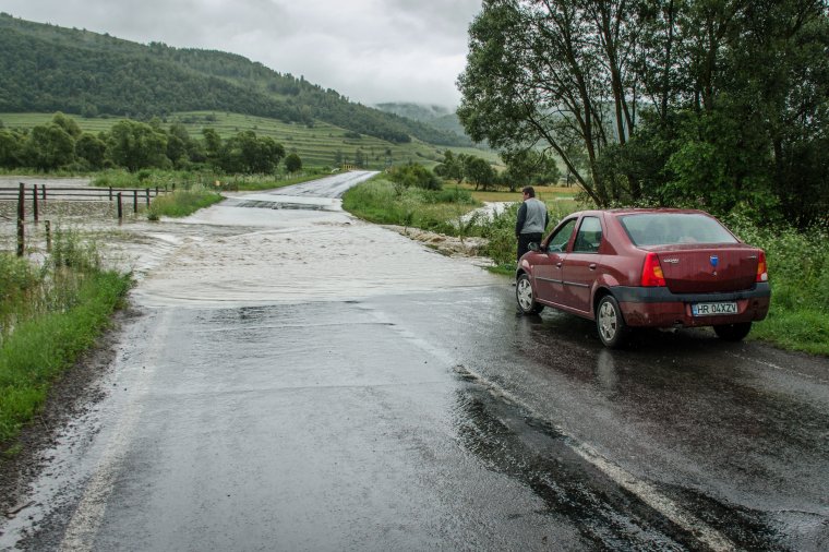 Továbbra is nehézkes a közlekedés egyes útszakaszokon, amiket az áradások rongáltak meg