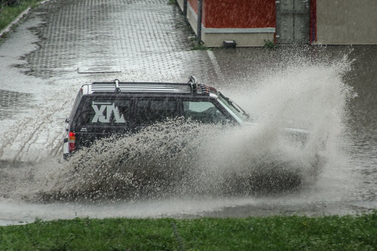Nem szűnik a viharos időjárás, Mehedinţi megyében halálos áldozatot követelt a villámlás