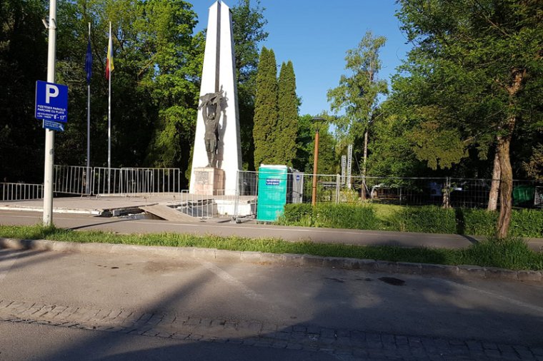 Az ismeretlen román katona emlékműve mellé állítottak mobilvécét – kifakadt Hargita megye prefektusa
