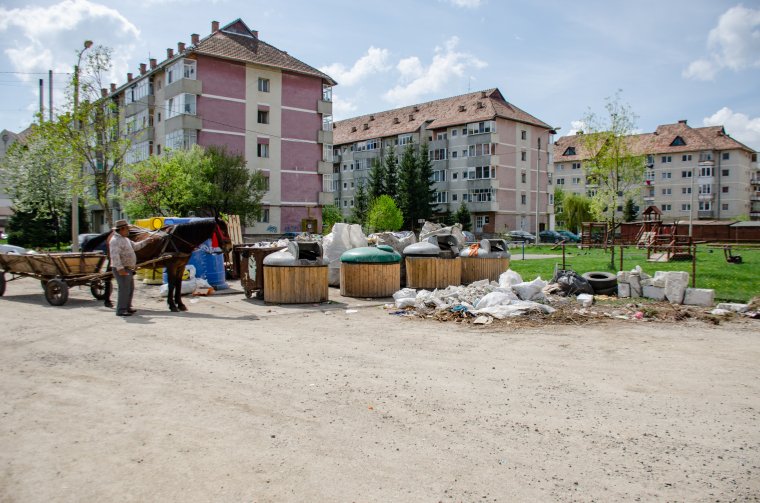 Sokszor a guberálók miatt „fullad szemétbe” a hulladéktárolók környéke – hiányzik a felelősségre vonás