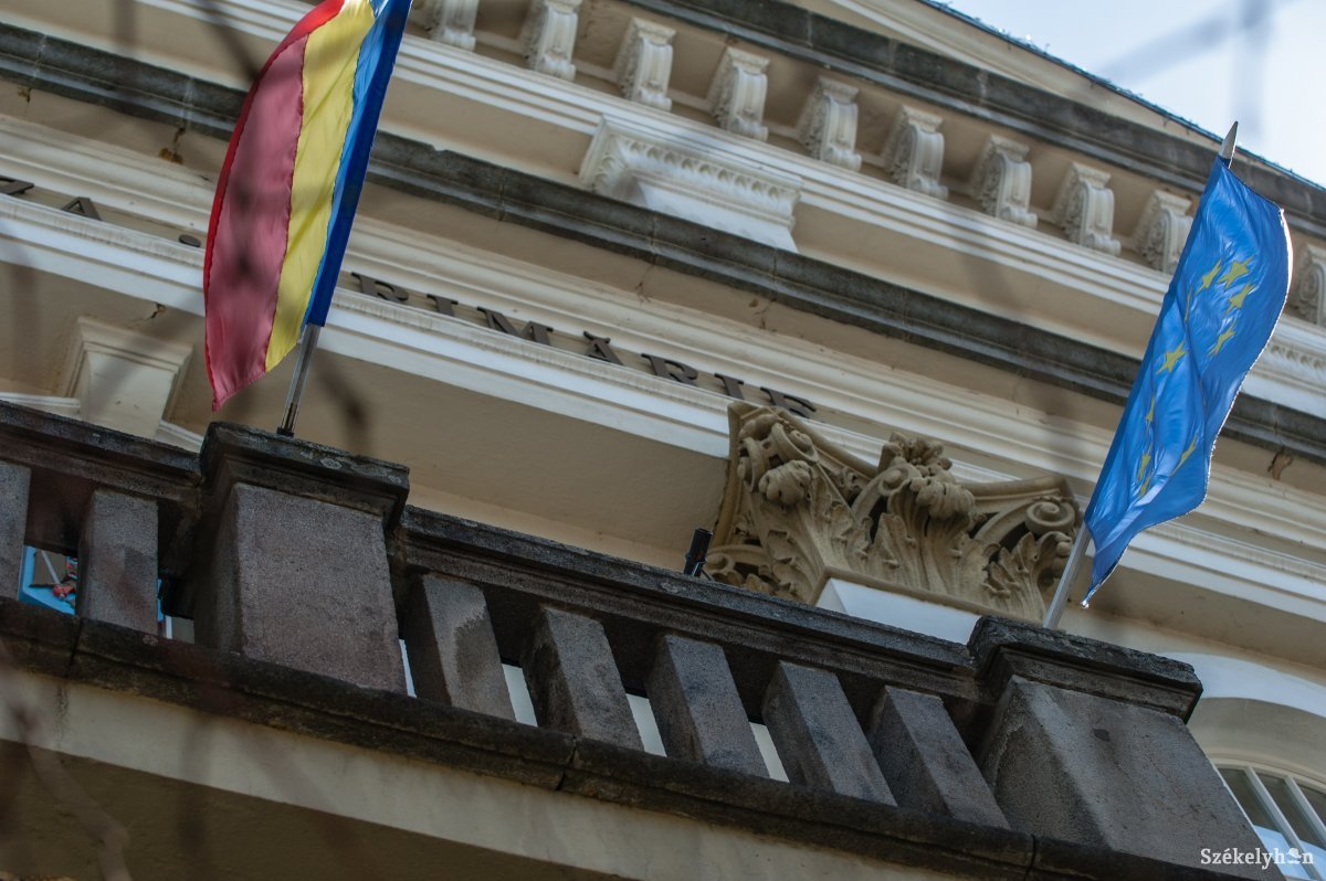 Levették a székely és városzászlókat Csíkszeredában, és a Városháza feliratot is le fogják