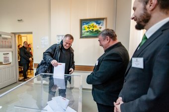 Leadta levélszavazatát Böjte Csaba és Tamás József Magyarország Csíkszeredai Főkonzulátusán