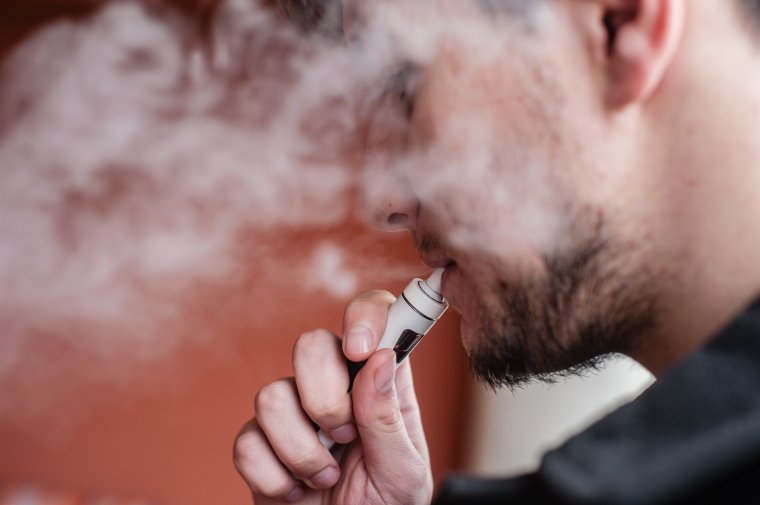 A füstmentes dohányzás is káros – Az új típusú eszközöket is kitiltanák a nyilvános, zárt helyekről a tüdőgyógyászok