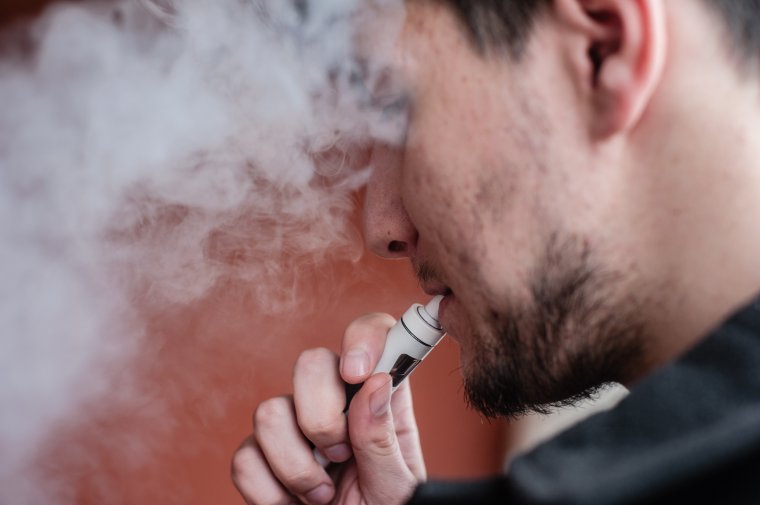 Vészesen sok a dohányzó fiatal – Szakértők óva intik a kamaszokat az elektromos cigarettáktól, ízesített termékektől is