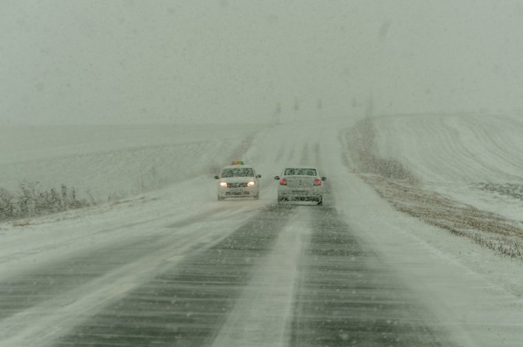 Óvatosságra intik a sofőröket a havazás és a jegesedés miatt