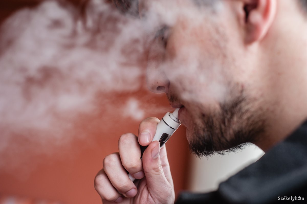 A füstmentes dohányzás is káros – Az új típusú eszközöket is kitiltanák a nyilvános, zárt helyekről a tüdőgyógyászok