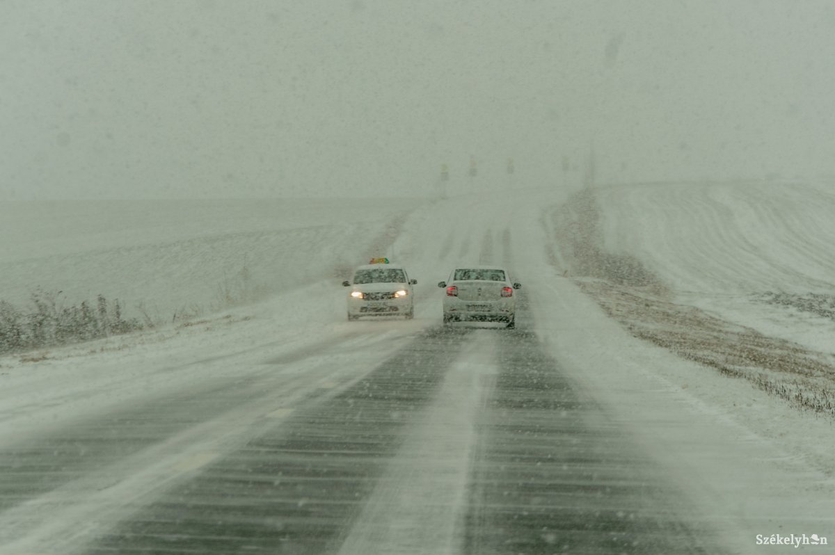 Óvatosságra intik a sofőröket a havazás és a jegesedés miatt