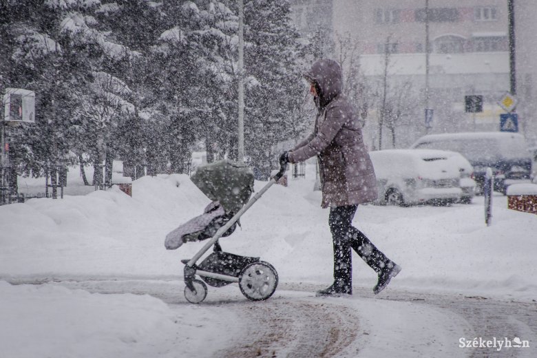 Felerősödő szélre, hóviharokra figyelmeztetnek kedd reggeltől, Kovászna megye is érintett