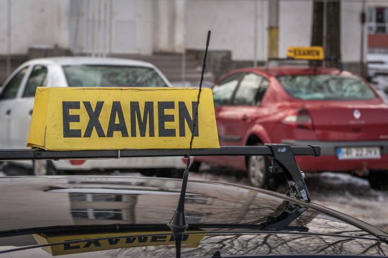 Rövidül a várólista: szombaton is tartanak gyakorlati vizsgát a sofőriskolásoknak