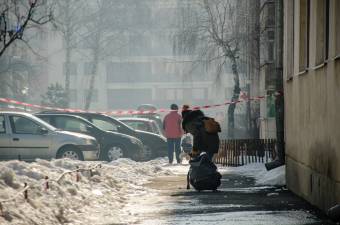 A járművekre és a lakókra is veszélyt jelent a tömbháztetőkről lezúduló hó