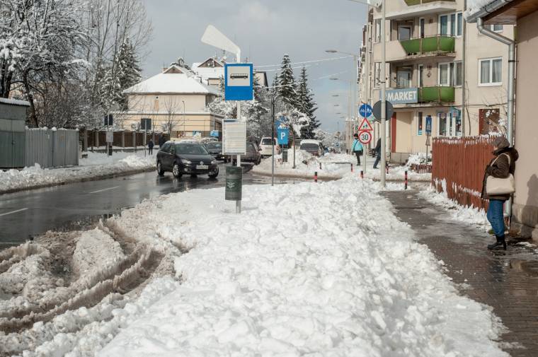 Alig győzik a kevés alkalmazottal a hó eltakarítását Csíkszeredában