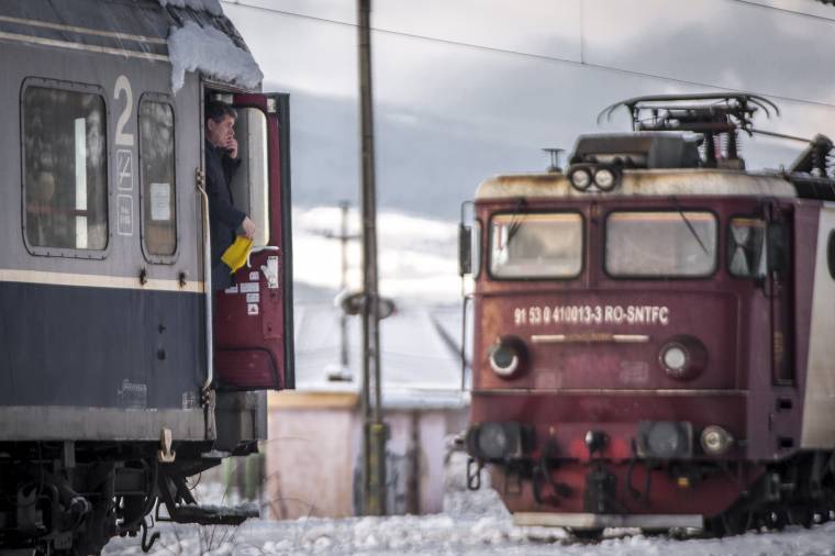 Fém tartószerkezet zuhant a sínekre – áll a vasúti forgalom Bukarest és Brassó között
