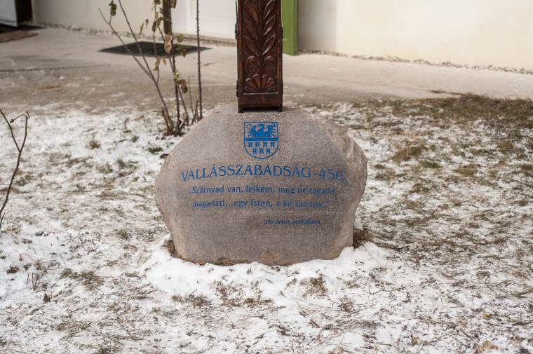 Kopjafát és emlékkövet állítottak Csíkszeredában az unitáriusok a vallásszabadság emlékére