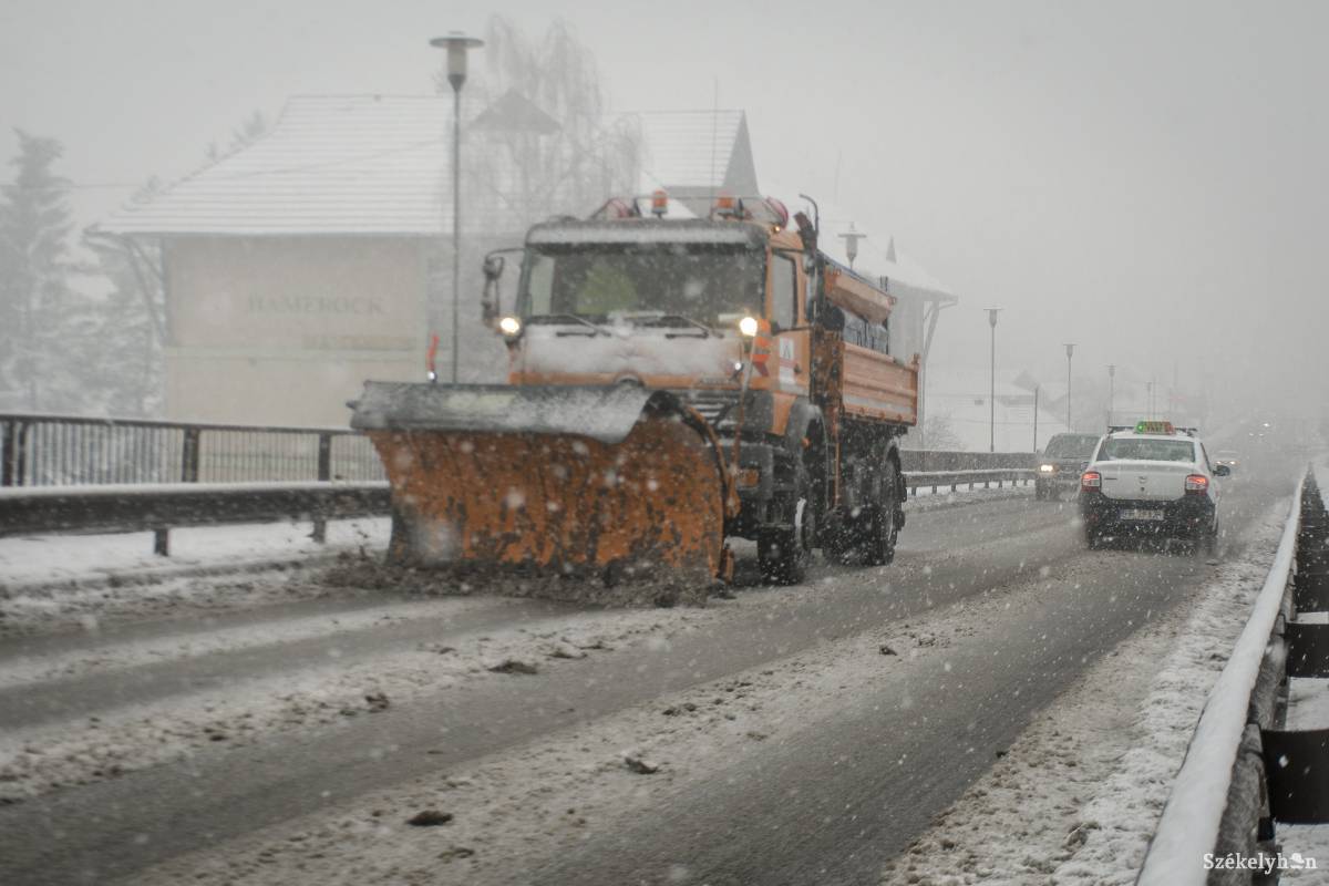 Kovászna és Hargita megyében is közlekedési fennakadásokat és áramkiesést okozott a havazás