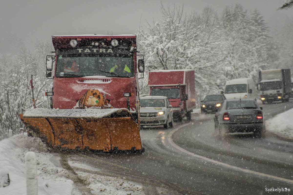Forgalomkorlátozás Hargita megyében a folyamatos havazás miatt