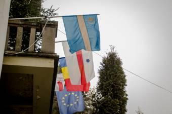 Nem távolíthatók el a zászlók a csíkszeredai városháza homlokzatáról