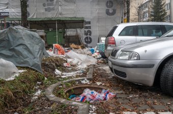 Szemétbe fulladt hőszigetelés: hulladék lepi el a tömbház környékét