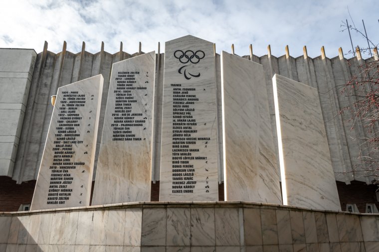Hatvanhat új név az olimpikonok emlékművén
