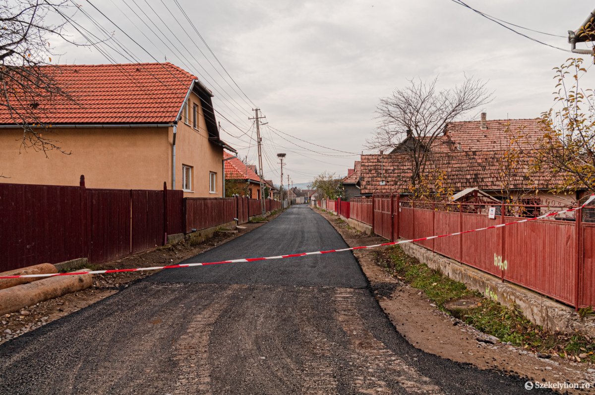 Elkezdődött a csíkcsicsói községi utak korszerűsítése