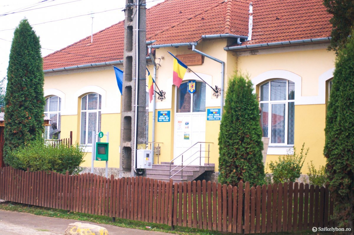 Nem perelnek a Községházáért, Tanasă felszólítására eltávolítják a feliratokat