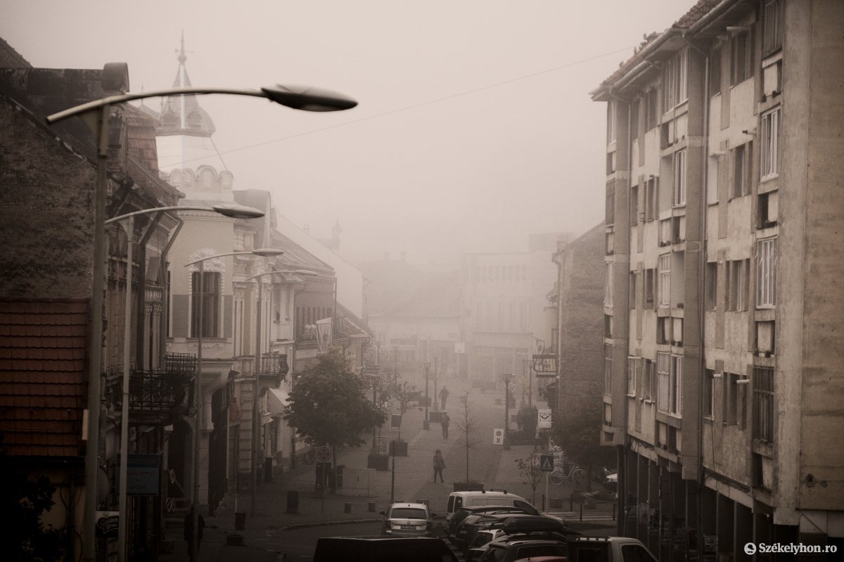Az ország egy részében ki sem látnak a köd alól