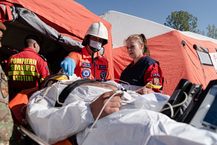 Román katasztrófavédelmi szakemberek is segítik az albániai földrengés áldozatainak mentését