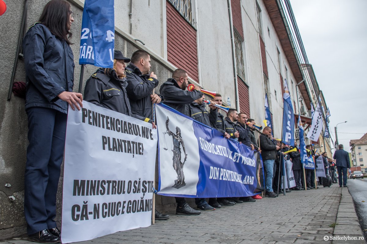 Börtönőrök tiltakoznak a bánásmód miatt