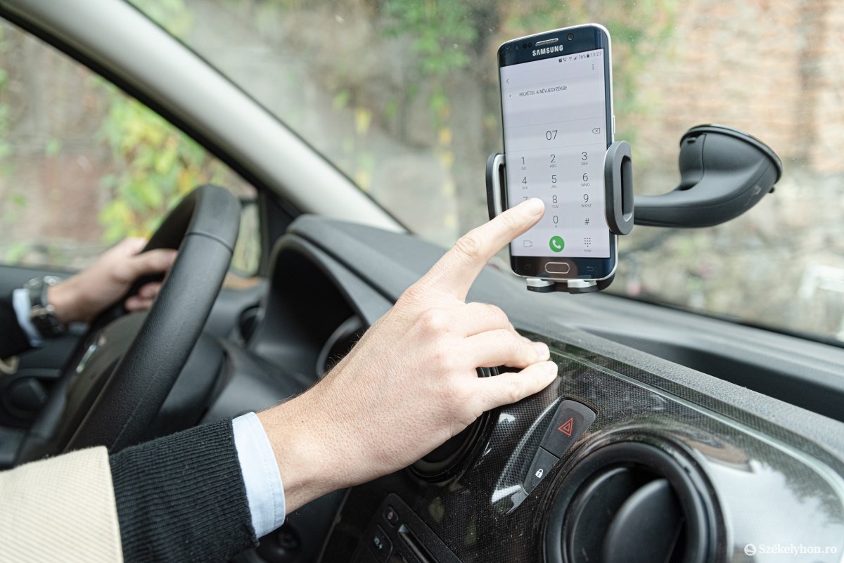 Szombattól jó sokba kerülhet a vezetés közbeni telefonbabrálás