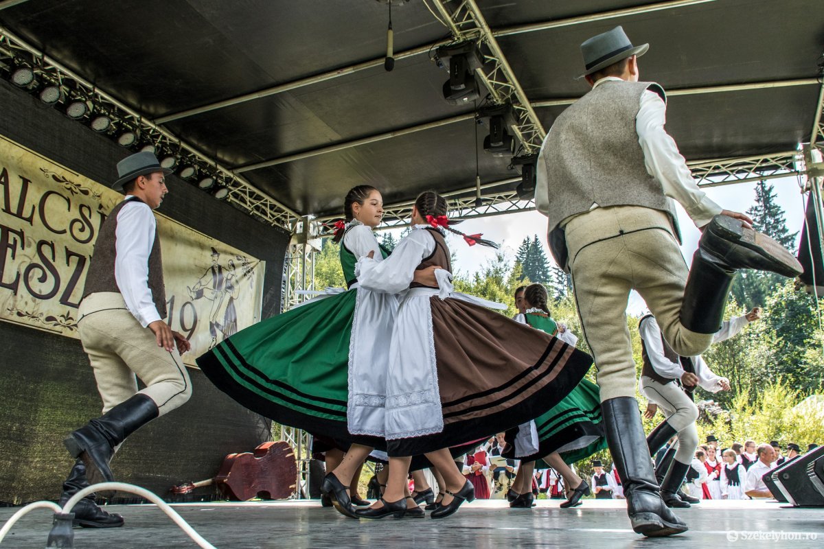 Közel háromszáz fiatal ropta a táncot az Alcsíki Folkfeszten