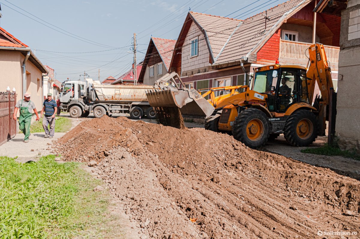 Most nehéz, de aztán könnyű lesz – községszintű útfelújítás kezdődött Csicsóban