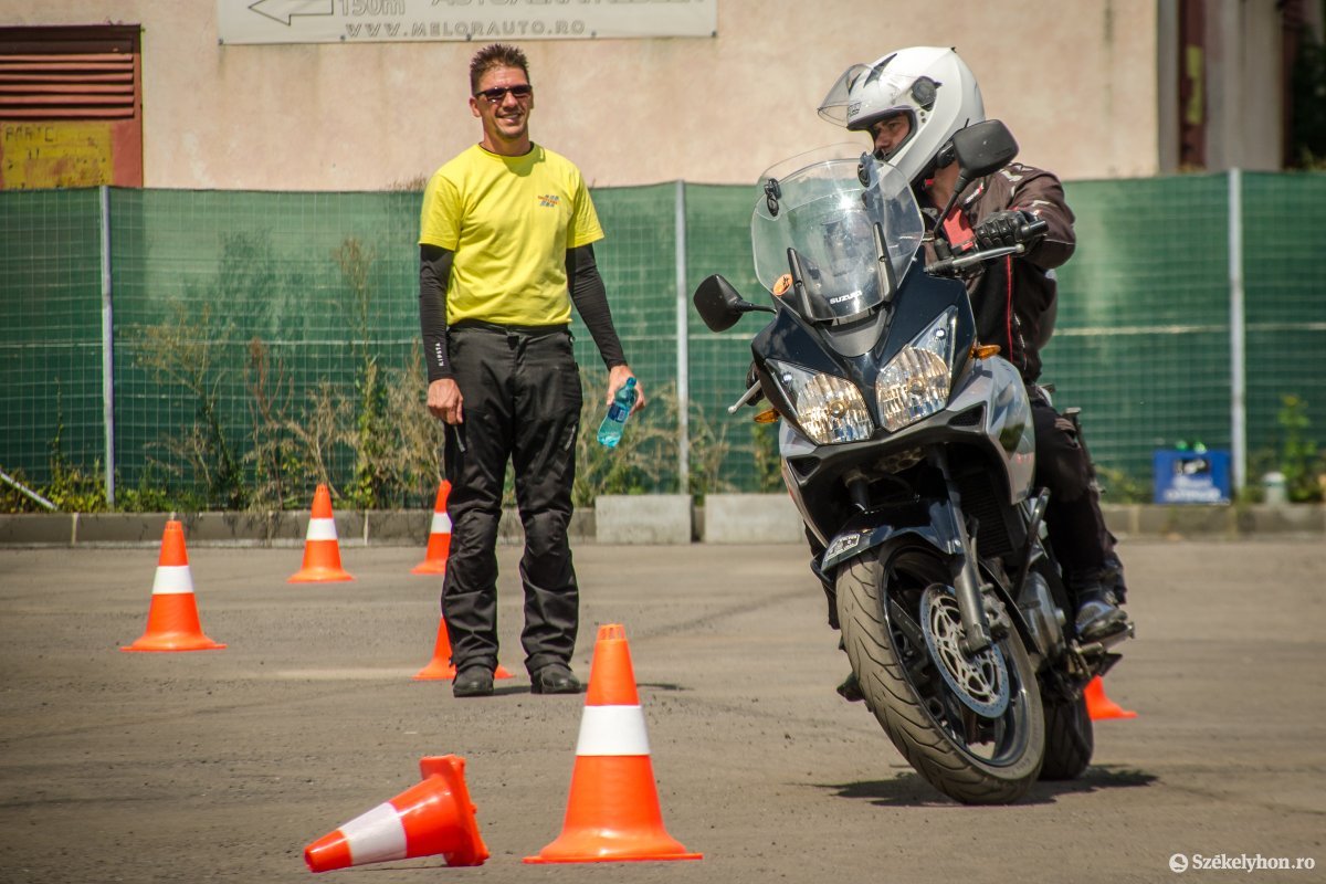 Forró Miklós Botond szerint folyamatosan tanulniuk kell a motorosoknak •  Fotó: Pinti Attila
