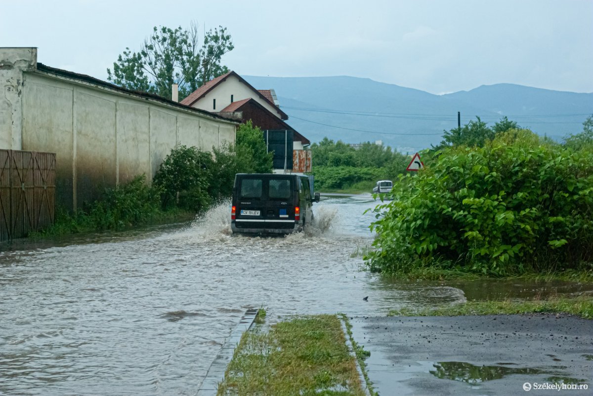Másodfokú árvízriasztást adtak ki Hargita és Kovászna megyére