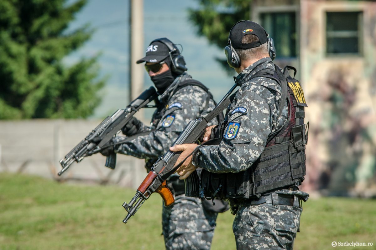 Éles lőfegyverekkel gyakorlatoznak a rendőrség különleges egységei Csíkszeredában