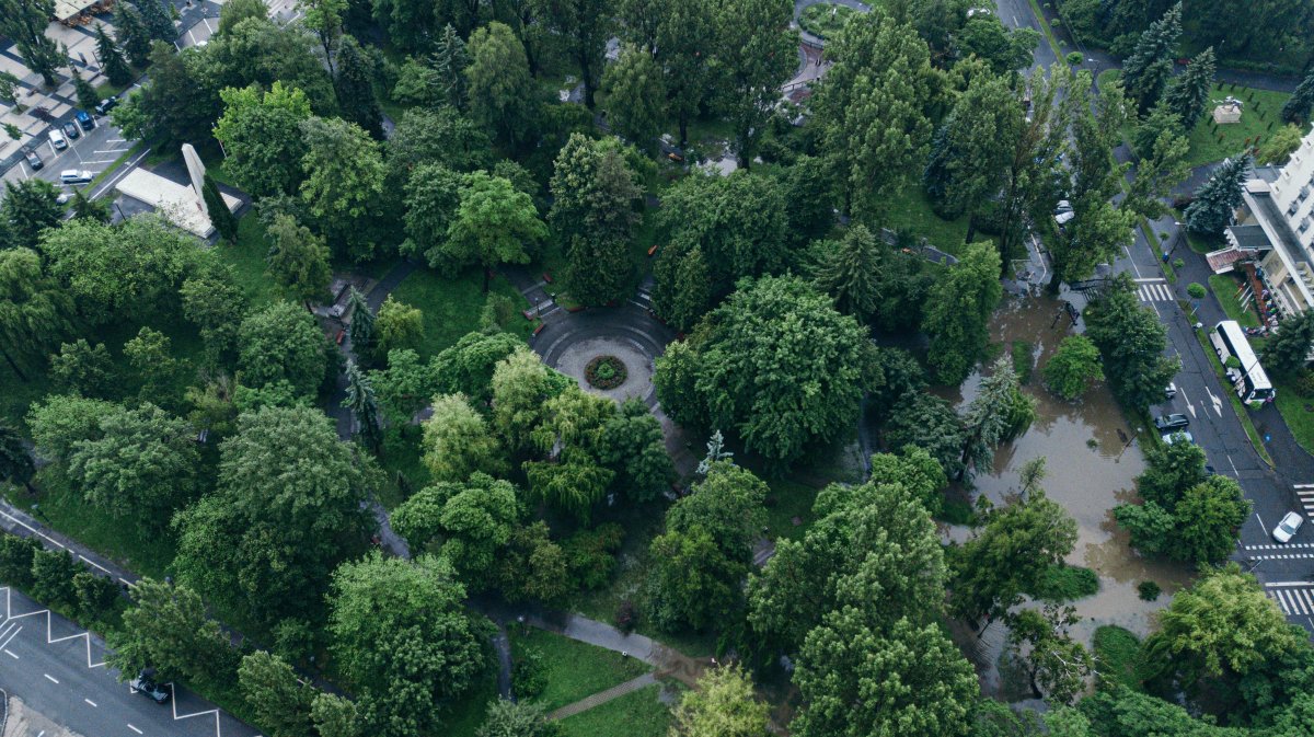 Az elárasztott csíkszeredai központi park – felülnézetből