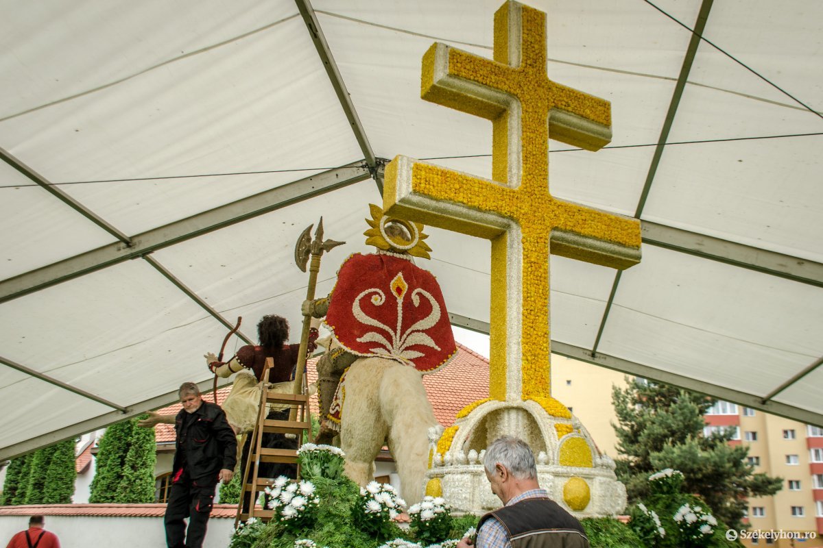 Szent László legendáját és a Szent Koronáját megjelenítő virágkocsik érkeztek Csíkszeredába Debrecenből