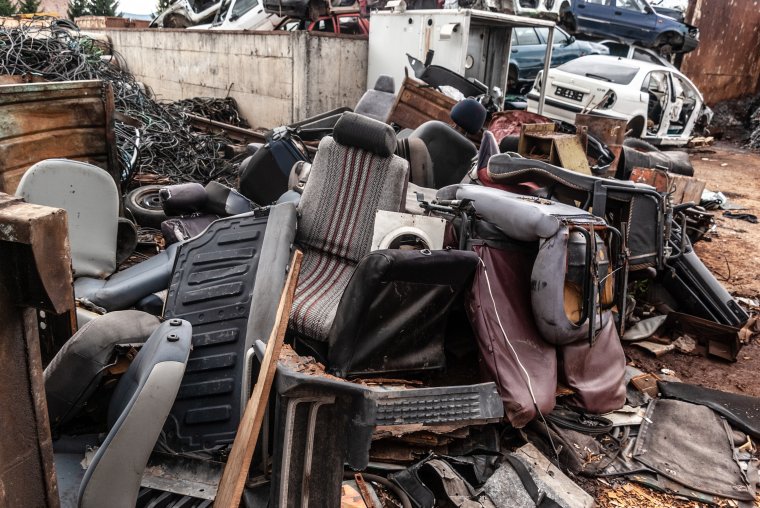 Közel egy tonnányi veszélyes hulladékot találtak egy ócskavastelepen