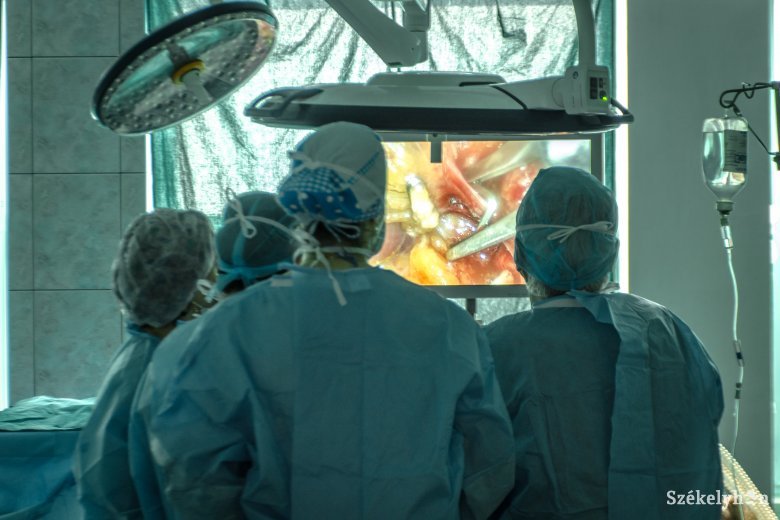 Sebészrobot segítségével végeznek szívműtéteket egy bukaresti magánklinikán