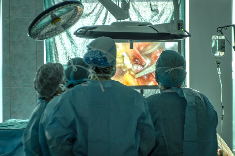 Sebészrobot segítségével végeznek szívműtéteket egy bukaresti magánklinikán
