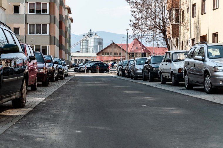 Káosz és kínlódás: több ezerrel alacsonyabb a parkolóhelyek száma a járművekénél
