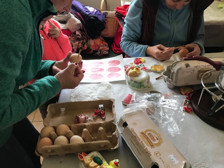 Húsvéti készülődés: közös tojásfestési foglalkozást tartottak Csíkszentmihályon