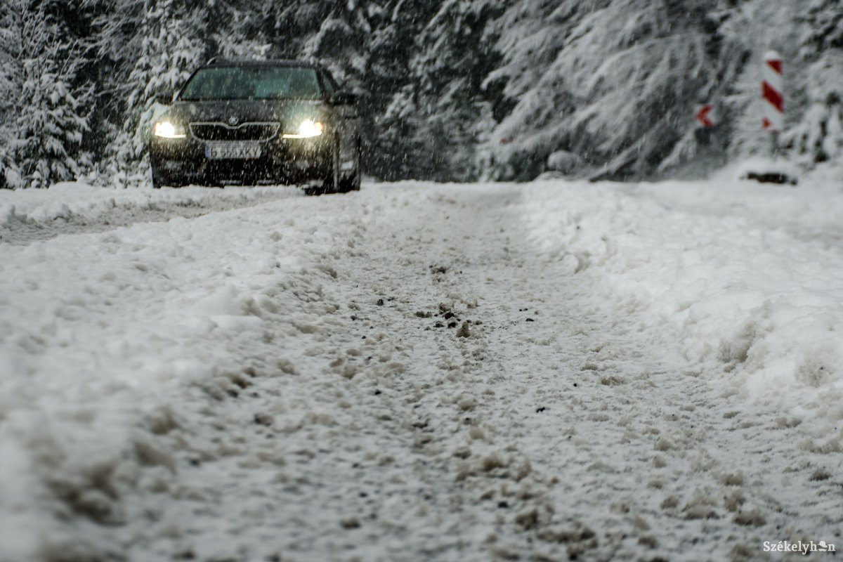 Meteorológusok: havazás és hóviharok várhatók a hegyvidéken