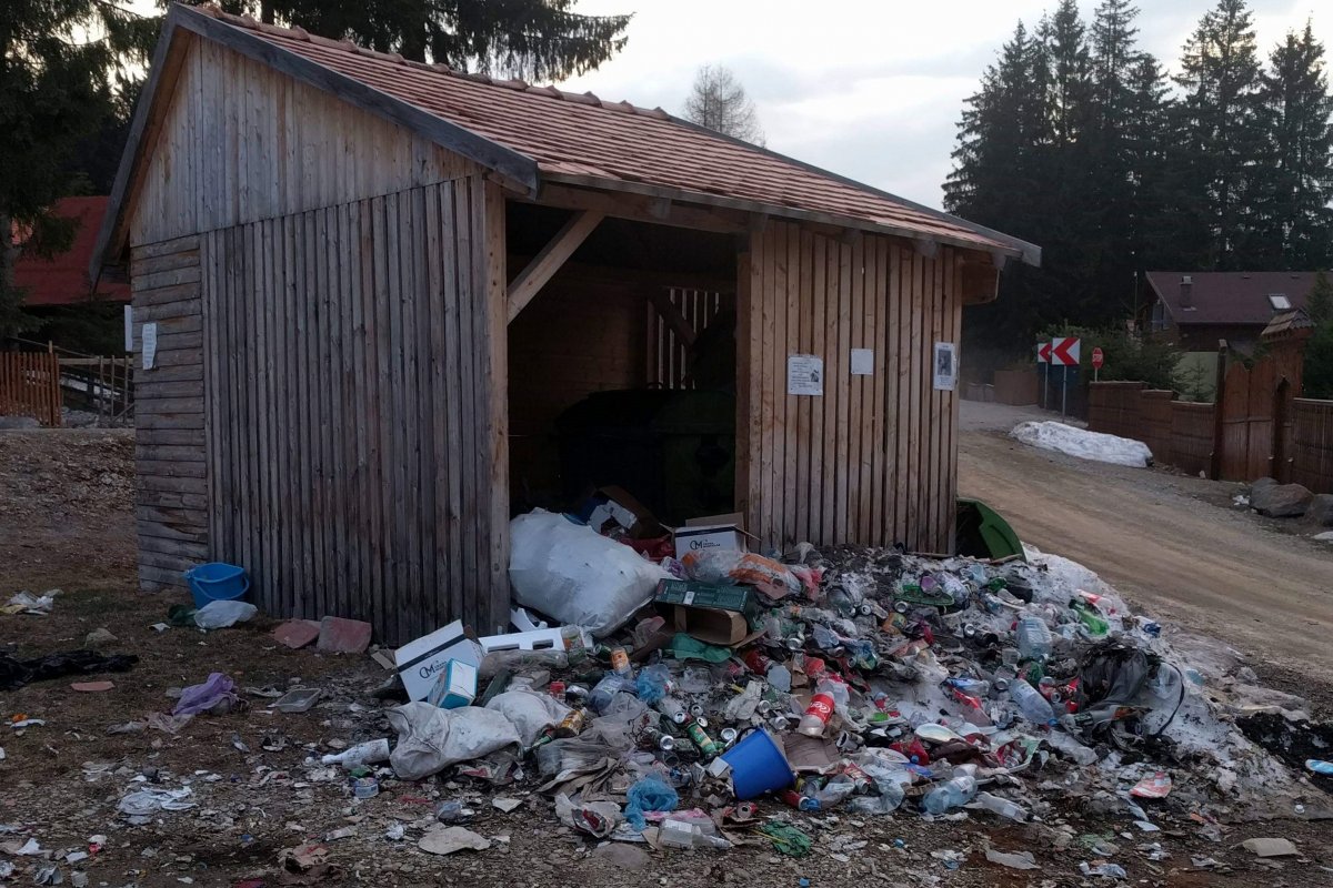 Hegyekben áll a háztartási szemét a büdösfürdői hulladéktárolók környékén