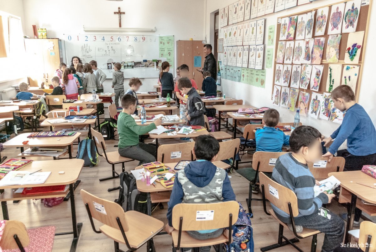 Máshol kettő, nálunk egy: kevesebb pedagógus foglalkozik a kisiskolásokkal Romániában