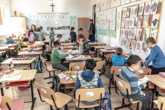 Máshol kettő, nálunk egy: kevesebb pedagógus foglalkozik a kisiskolásokkal Romániában