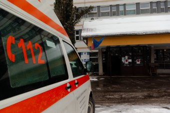 Nem szűnt meg a mérgezésveszély az aradi német iskolában: újabb tizennégy tanuló került kórházba